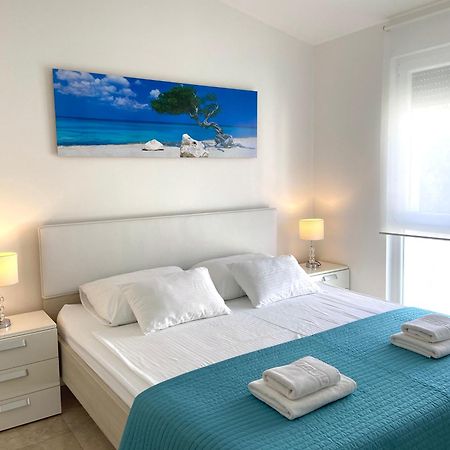 Apartmani Villa Adriatic วีร์ ภายนอก รูปภาพ