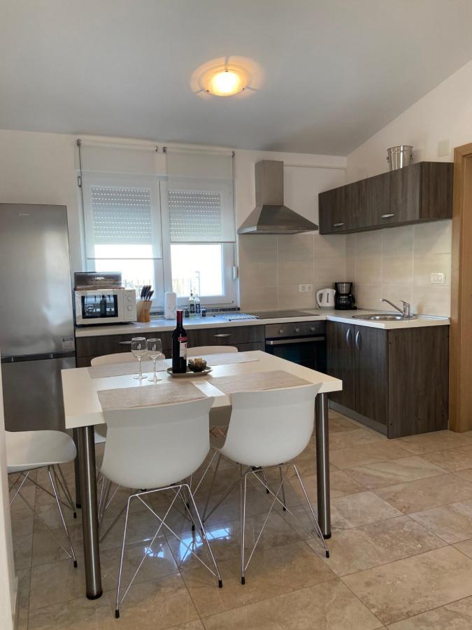 Apartmani Villa Adriatic วีร์ ภายนอก รูปภาพ