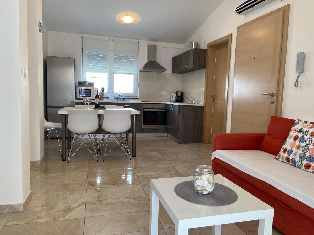 Apartmani Villa Adriatic วีร์ ภายนอก รูปภาพ