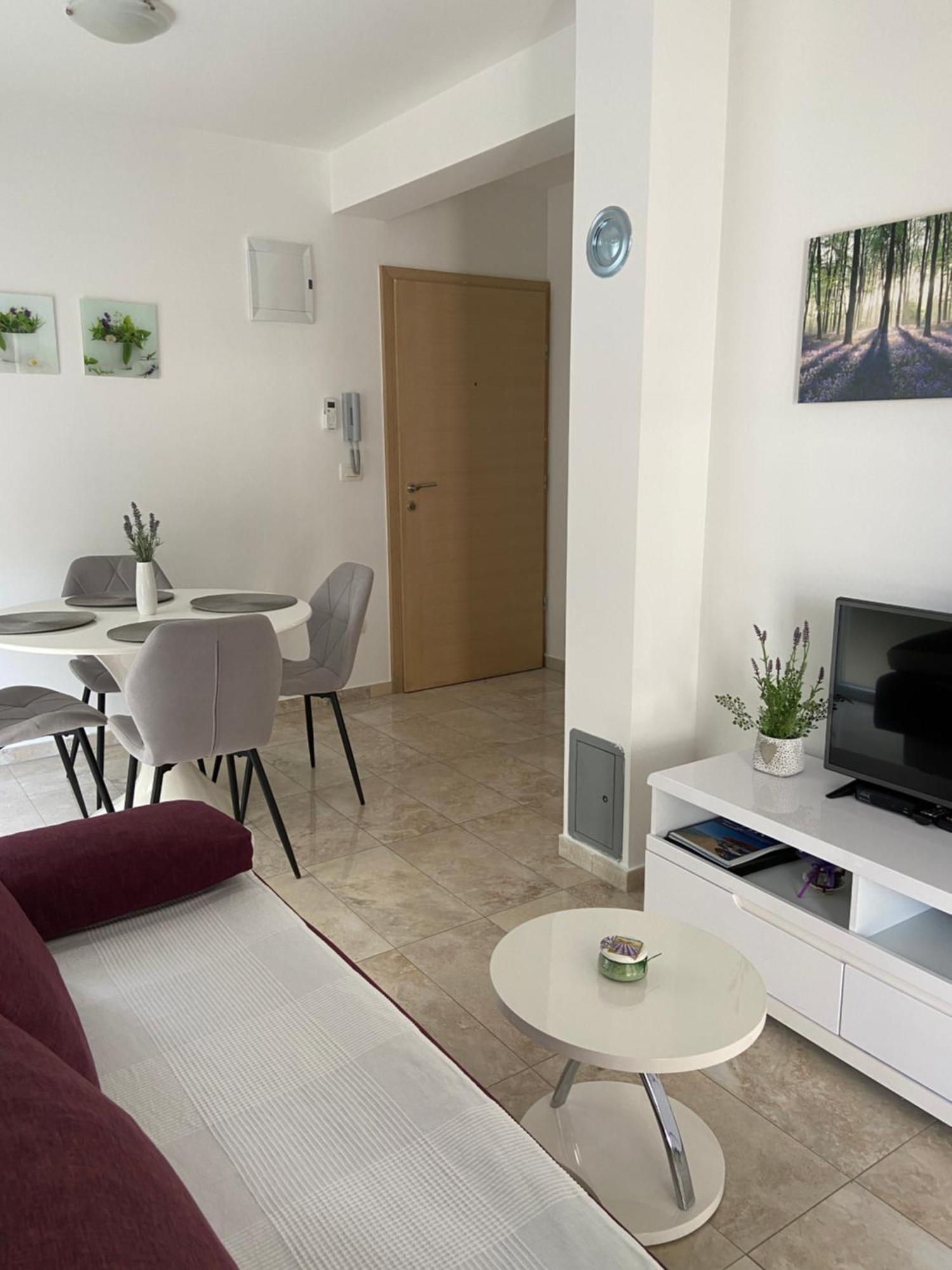 Apartmani Villa Adriatic วีร์ ภายนอก รูปภาพ