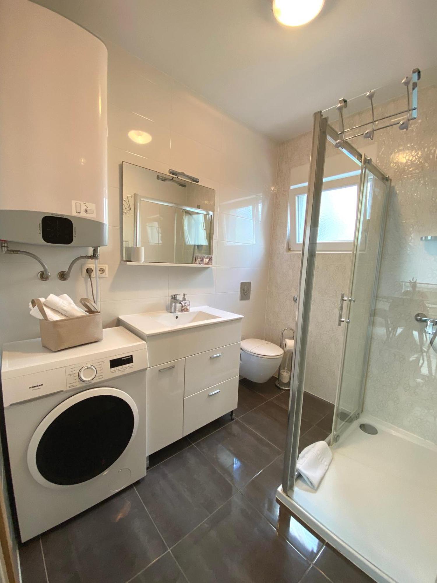 Apartmani Villa Adriatic วีร์ ภายนอก รูปภาพ