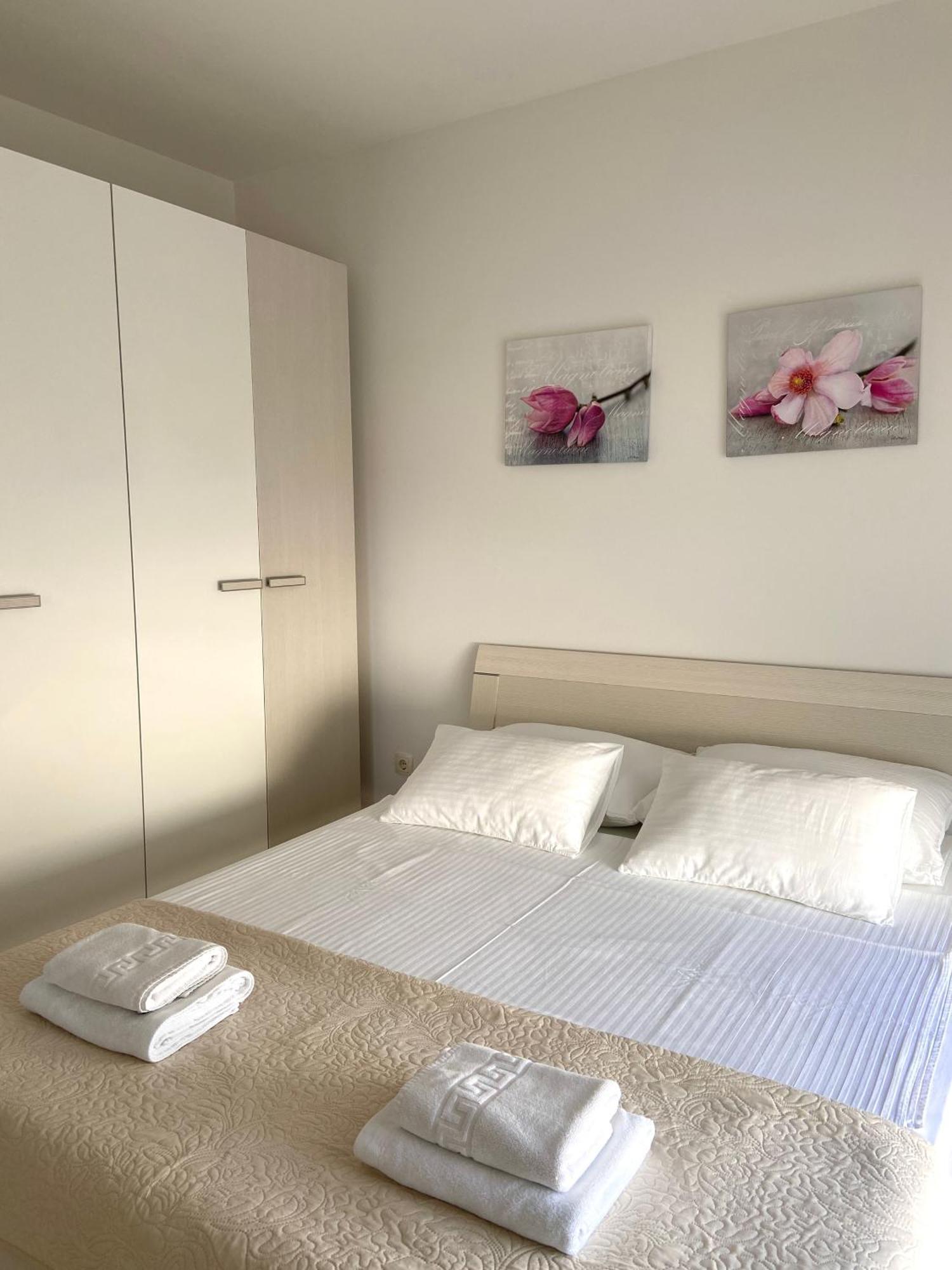 Apartmani Villa Adriatic วีร์ ภายนอก รูปภาพ