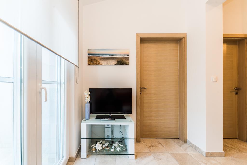 Apartmani Villa Adriatic วีร์ ภายนอก รูปภาพ