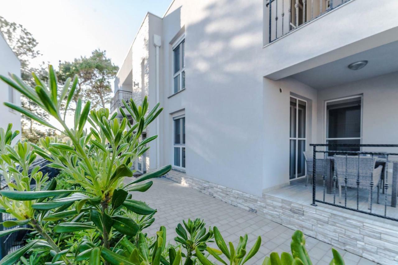 Apartmani Villa Adriatic วีร์ ภายนอก รูปภาพ